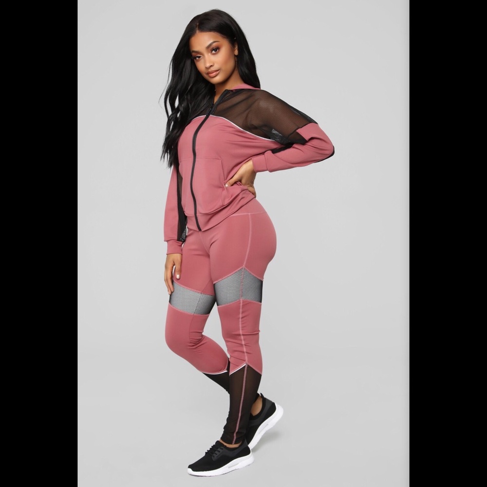 FASHION NOVA TWO PIECE ACTIVE WEAR SET